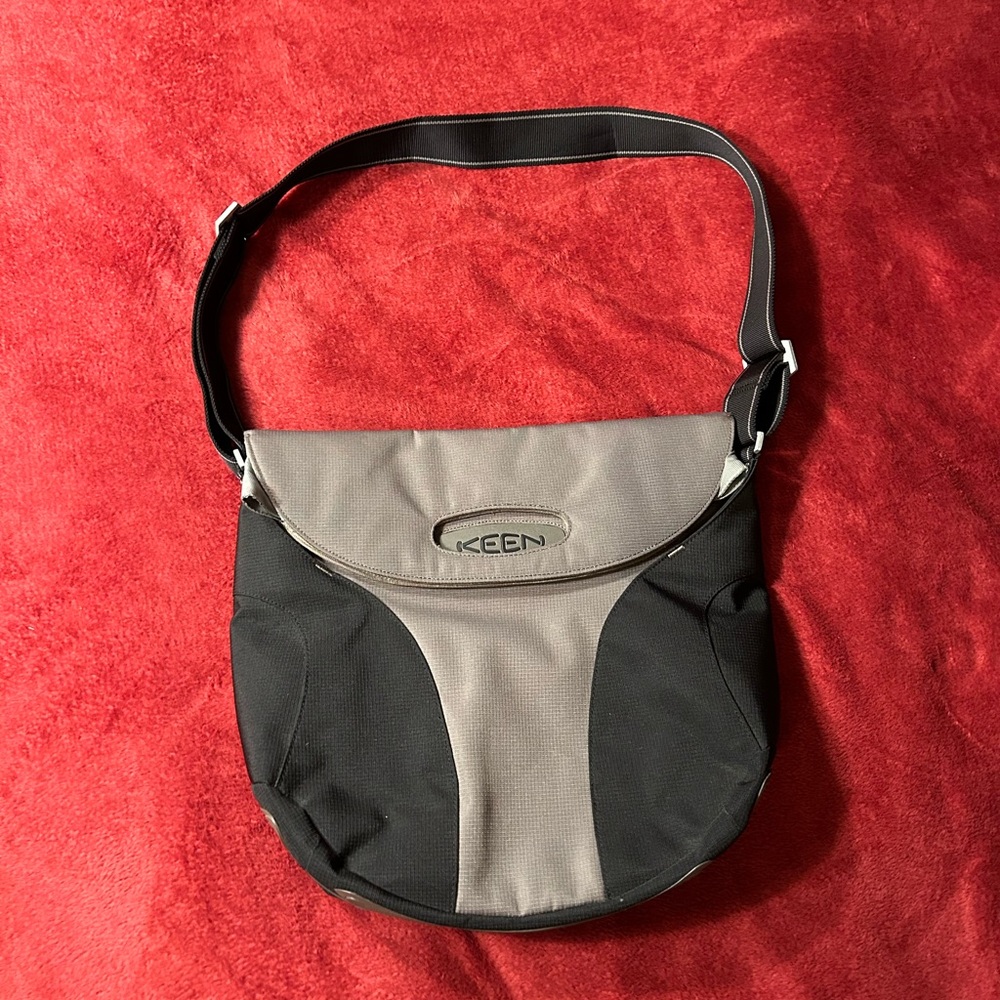Keen Crossbody Laptop/Messenger/Utility Bag. Magnetic Close. EUC.